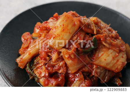 お皿に盛った韓国の辛い白菜キムチ お皿に盛った韓国の辛い白菜キムチ 122909883