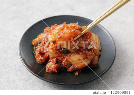 お皿に盛った韓国の辛い白菜キムチ お皿に盛った韓国の辛い白菜キムチ 122909891