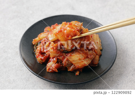 お皿に盛った韓国の辛い白菜キムチ 122909892