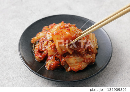 お皿に盛った韓国の辛い白菜キムチ 122909893