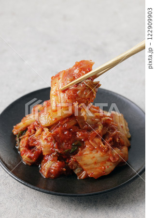 お皿に盛った韓国の辛い白菜キムチ お皿に盛った韓国の辛い白菜キムチ 122909903