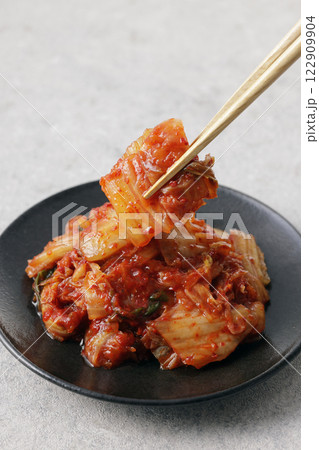 お皿に盛った韓国の辛い白菜キムチ 122909904