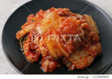 お皿に盛った韓国の辛い白菜キムチ 122909905