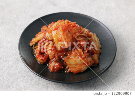 お皿に盛った韓国の辛い白菜キムチ 122909907