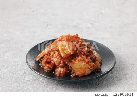 お皿に盛った韓国の辛い白菜キムチ お皿に盛った韓国の辛い白菜キムチ 122909911