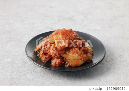 お皿に盛った韓国の辛い白菜キムチ 122909912