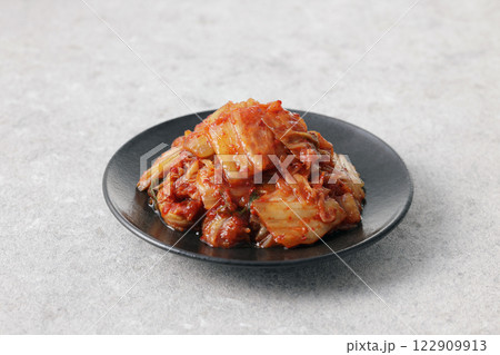 お皿に盛った韓国の辛い白菜キムチ 122909913