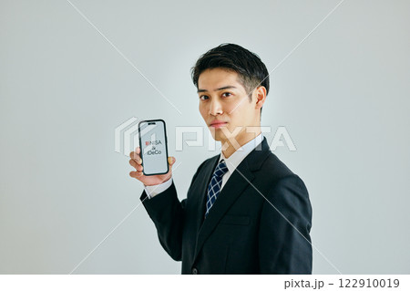 スマホを持つ20代の若い男性　新NISA&iDeCo 122910019