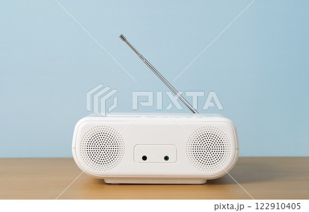 テーブルの上のスピーカー、ラジカセ、cdプレイヤーまたはミニコンポ。 122910405