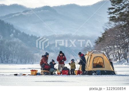 雪の中で遊ぶ家族 122910854
