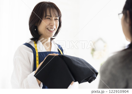 接客する女性 122910904