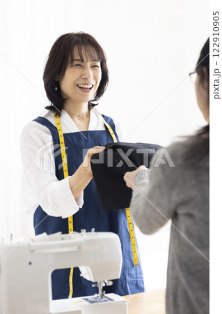 接客する女性 122910905