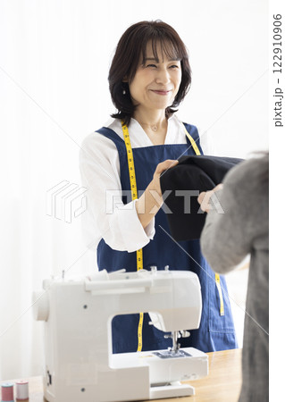 ミシンを使う女性 122910906