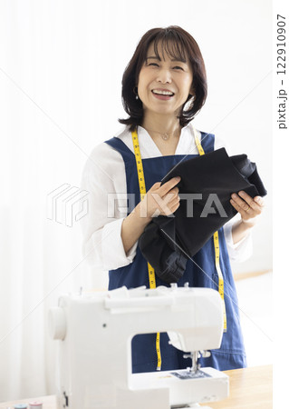ミシンを使う女性 ミシンを使う女性 122910907