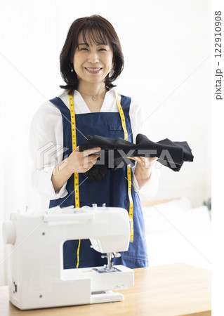 ミシンを使う女性 ミシンを使う女性 122910908