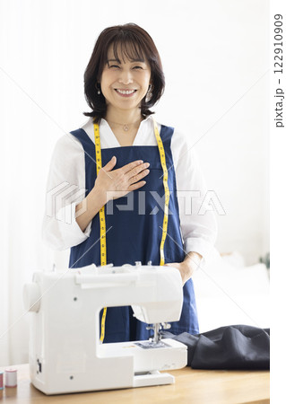 ミシンを使う女性 ミシンを使う女性 122910909