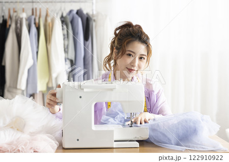 ミシンを使うかわいい女性 ミシンを使うかわいい女性 122910922