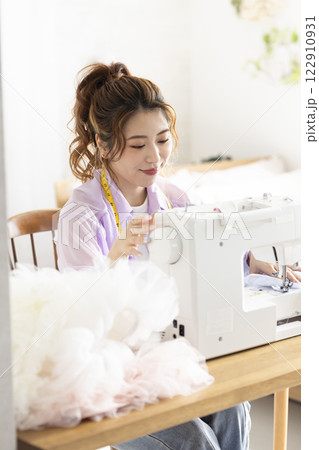 ミシンを使うかわいい女性 ミシンを使うかわいい女性 122910931