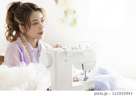 ミシンを使うかわいい女性 ミシンを使うかわいい女性 122910943