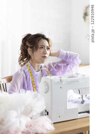 ミシンを使うかわいい女性 122910946