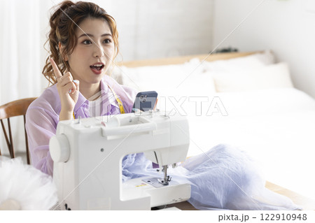 ミシンを使うかわいい女性 ミシンを使うかわいい女性 122910948