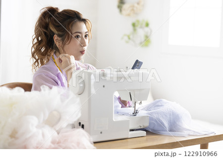 ミシンを使うかわいい女性 ミシンを使うかわいい女性 122910966