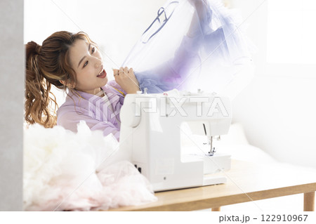ミシンを使うかわいい女性 122910967