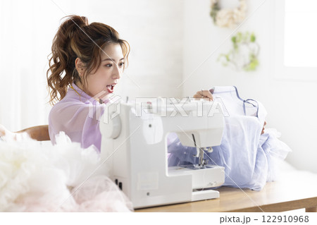 ミシンを使うかわいい女性 ミシンを使うかわいい女性 122910968