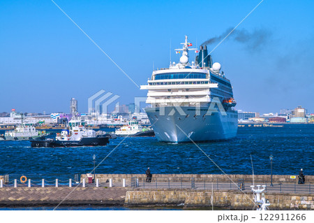 日本の横浜都市景観 初入港のクリスタル・シンフォニーなど望む。（右に大さん橋）＝令和7年2月13日 122911266