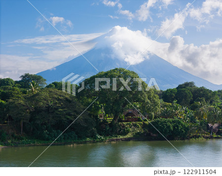 Green lake shore of Ometepe island 122911504