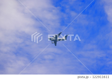 雲のある青空と飛行機 (背景素材) 雲のある青空と飛行機 (背景素材) 122911611