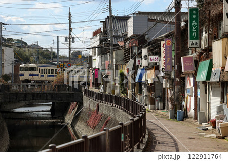 昭和ノスタルジーが色濃く残るJR折尾駅周辺の堀川沿いと電車 昭和ノスタルジーが色濃く残るJR折尾駅周辺の堀川沿いと電車 122911764