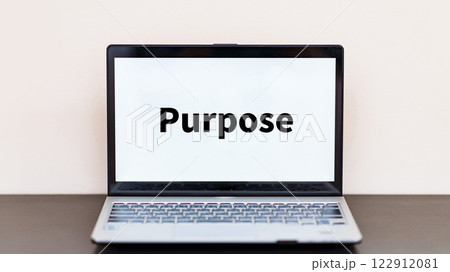 Purpose 目的 の 文字 が PC 画面 に 表示 【 ウェブページ 素材 】 122912081
