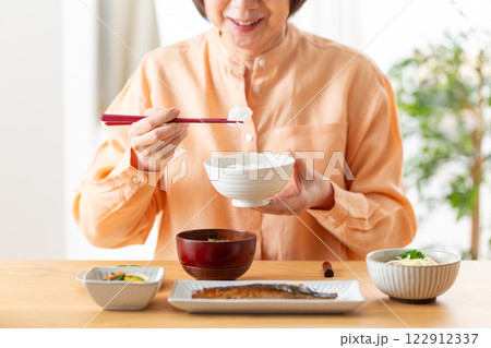 和食の朝食を食べるミドル女性 122912337