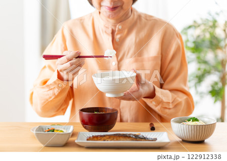 和食の朝食を食べるミドル女性 122912338
