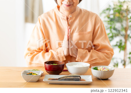 和食の朝食を食べるミドル女性 和食の朝食を食べるミドル女性 122912341