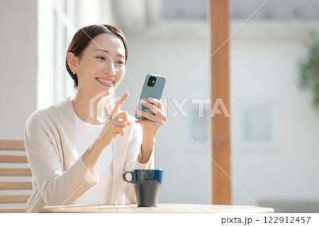 スマホを操作する女性 122912457
