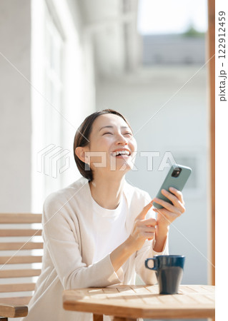 スマホを操作する女性 スマホを操作する女性 122912459