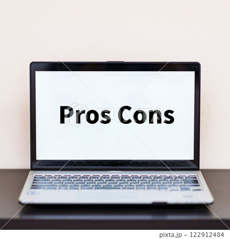 Pros & Cons 長所 短所 の 文字 が PC 画面 に 表示 【 ウェブページ 素材 】 122912484