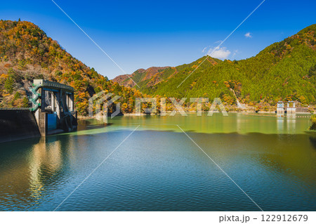 豊根村の新豊根ダムの紅葉に包まれたみどり湖の風景(愛知県) 豊根村の新豊根ダムの紅葉に包まれたみどり湖の風景(愛知県) 122912679