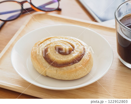 シナモンロールとホットコーヒー シナモンロールとホットコーヒー 122912803