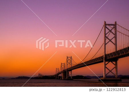夕日に染まる瀬戸大橋 122912813