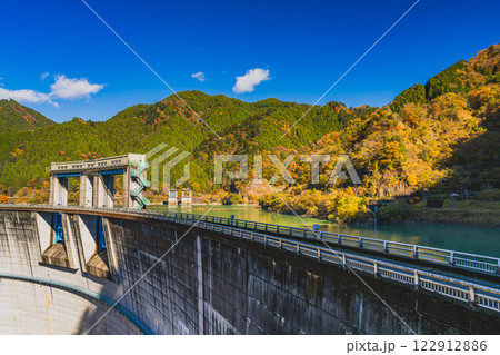 豊根村の新豊根ダムの紅葉に包まれたみどり湖の風景(愛知県) 122912886