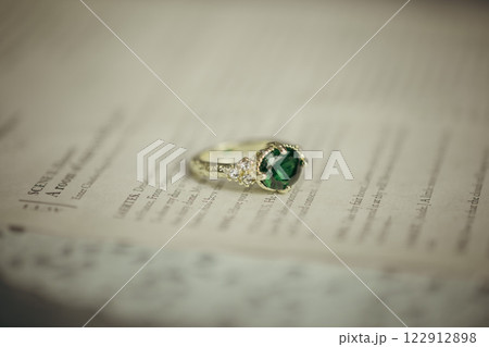 英字新聞に包まれた結婚指輪 122912898