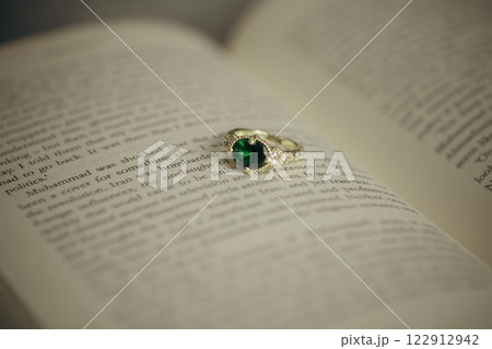 リングケースに入ったオパールの指輪 122912942