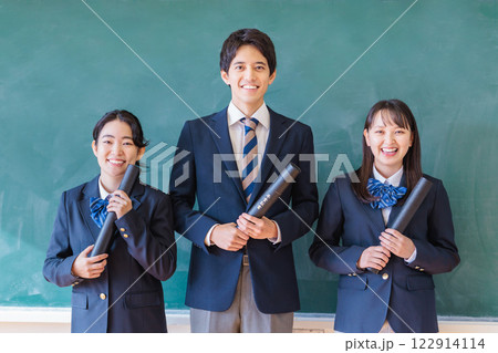 教室で卒業証書を持つ高校生 教室で卒業証書を持つ高校生 122914114