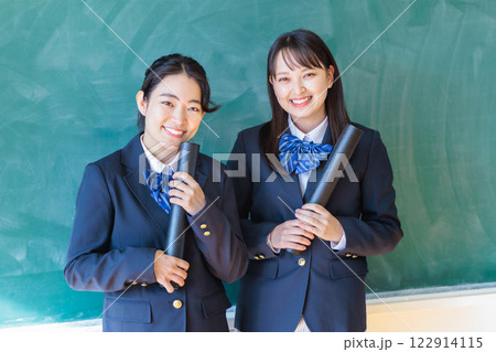 教室で卒業証書を持つ高校生 教室で卒業証書を持つ高校生 122914115