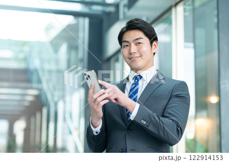 オフィスで働くビジネスマン【撮影協力：スカパー東京メディアセンター】 122914153