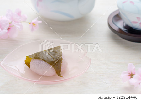 桜餅（道明寺）と茶器 122914446