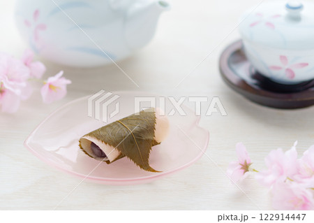 桜餅(長命寺)と茶器 桜餅(長命寺)と茶器 122914447